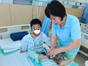 Xiaoqi with Chunhui Mama after surgery