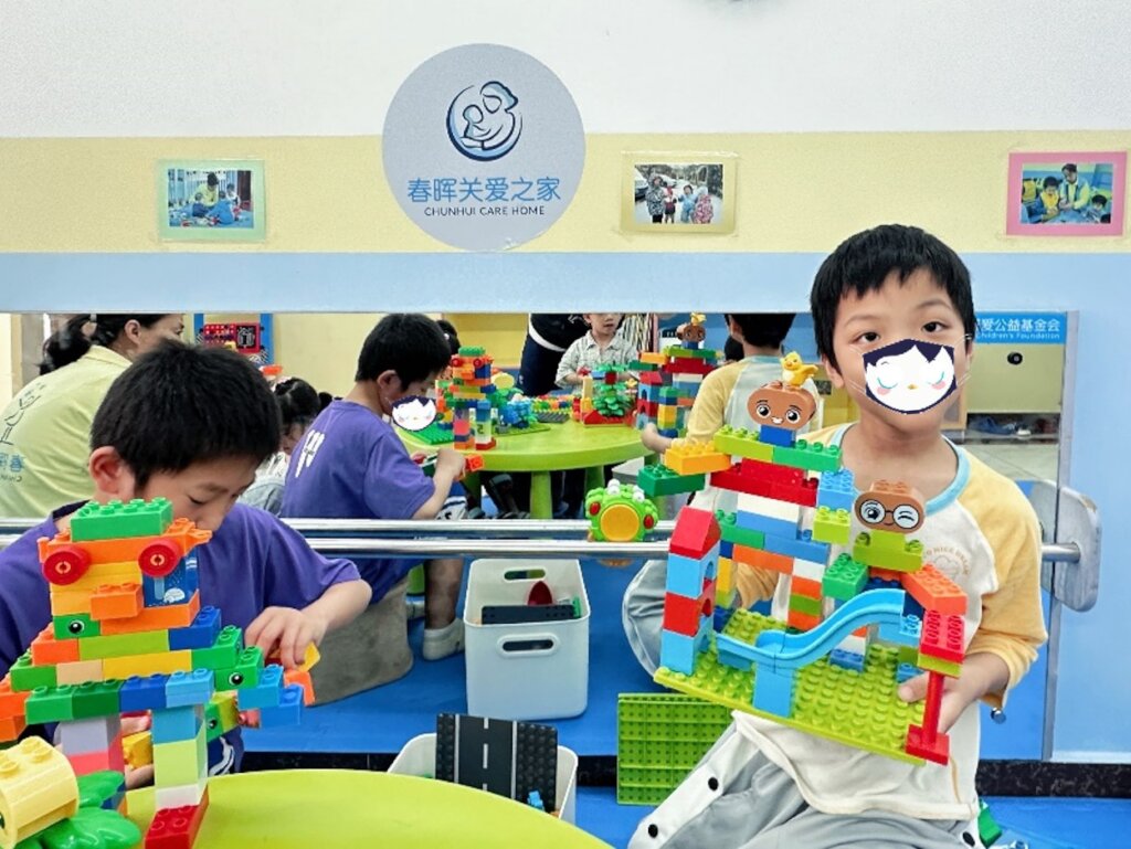 Xiaoqi is playing Lego at Chunhui Care Home