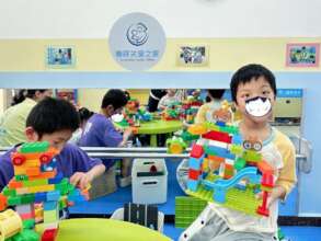 Xiaoqi is playing Lego at Chunhui Care Home