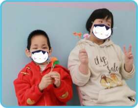 Hao Nan showed his handcraft with his friend.