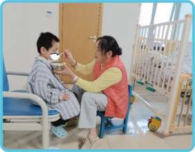 Chunhui Mama took care of Hao Nan at hospital