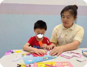 Xiaoji played sticker game with Chen Mama