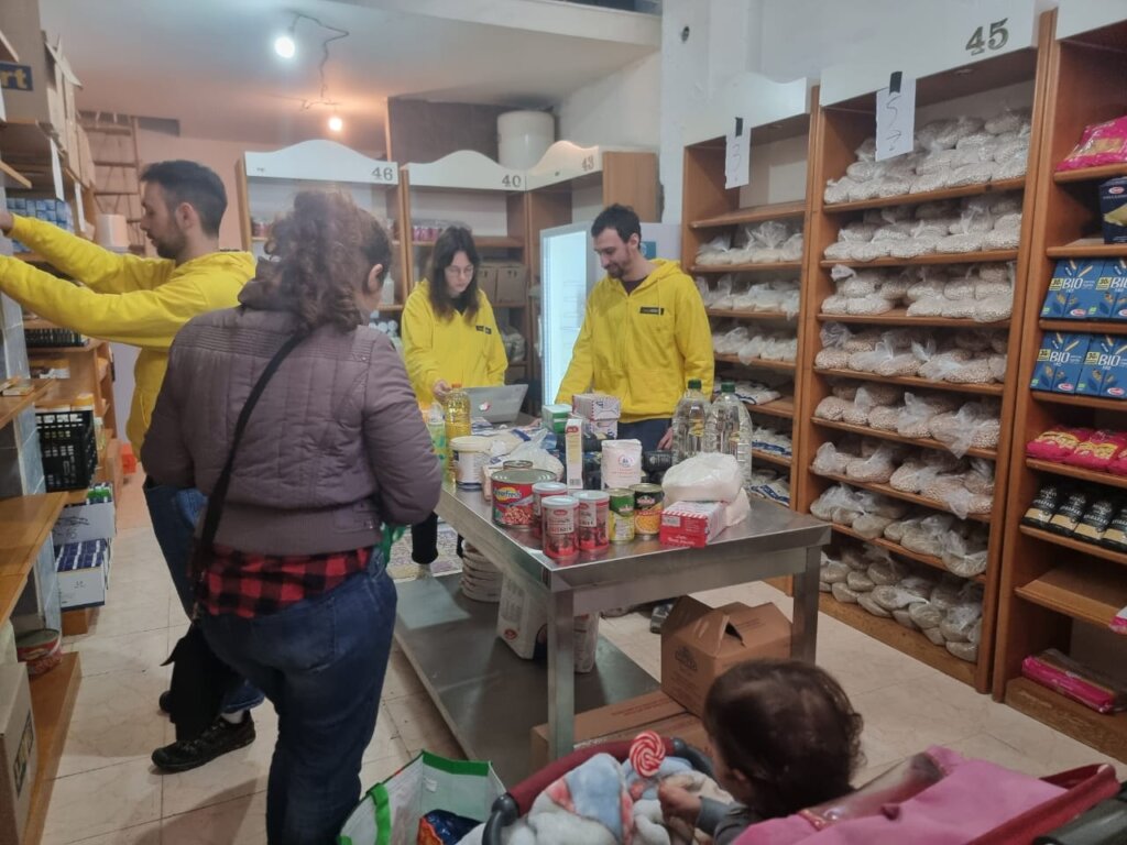 Providing food with compassion to refugees, Greece