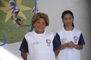 2 rugby players explaining the Desembole project