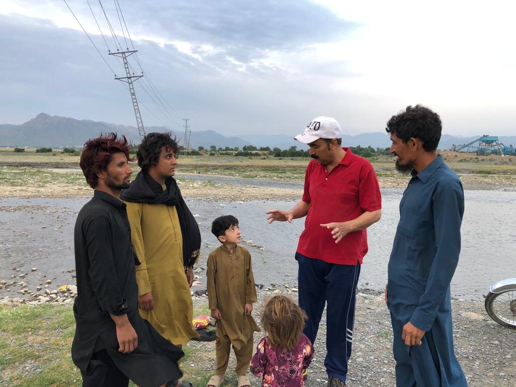 Mr Murad Khan talks to community members.