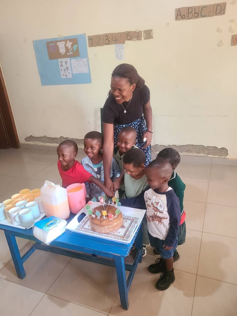 Photo of kids and teacher during end year event