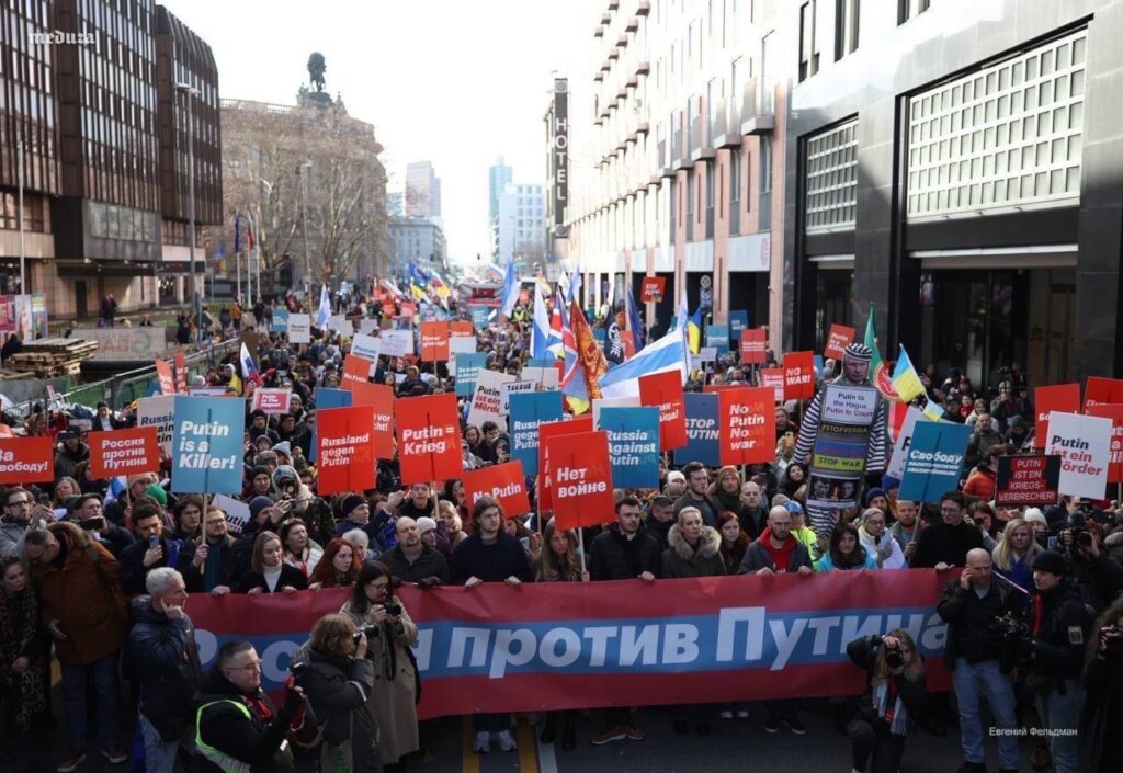 Anti-war and anti-Putin march in Berlin