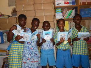 Class 4 students reading new Fantse textbooks!