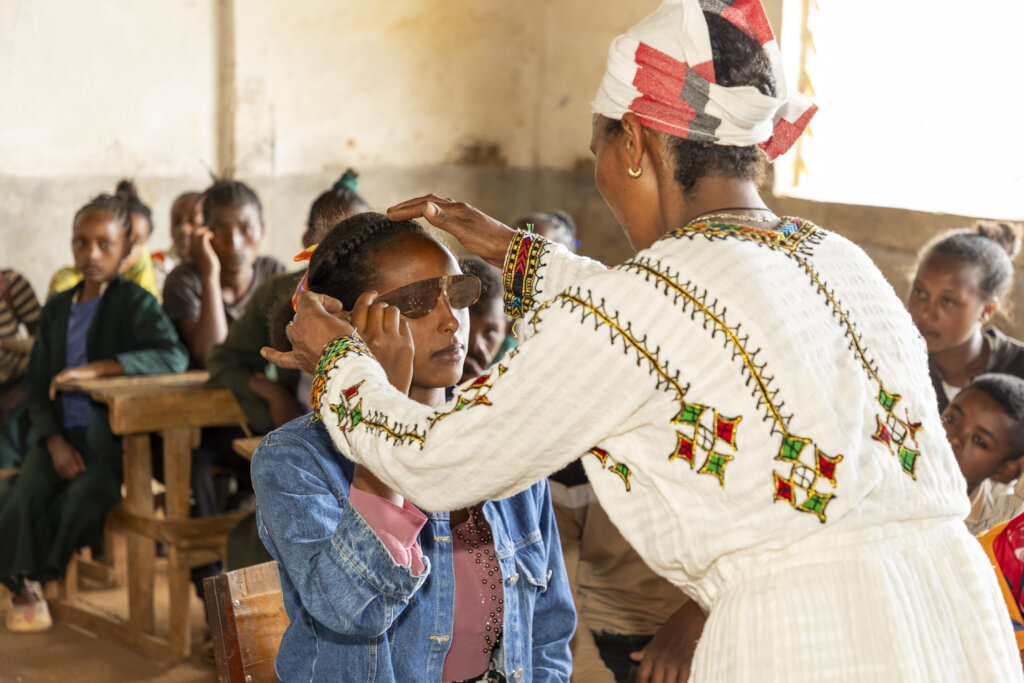 Woyinshet testing Abiyia's vision