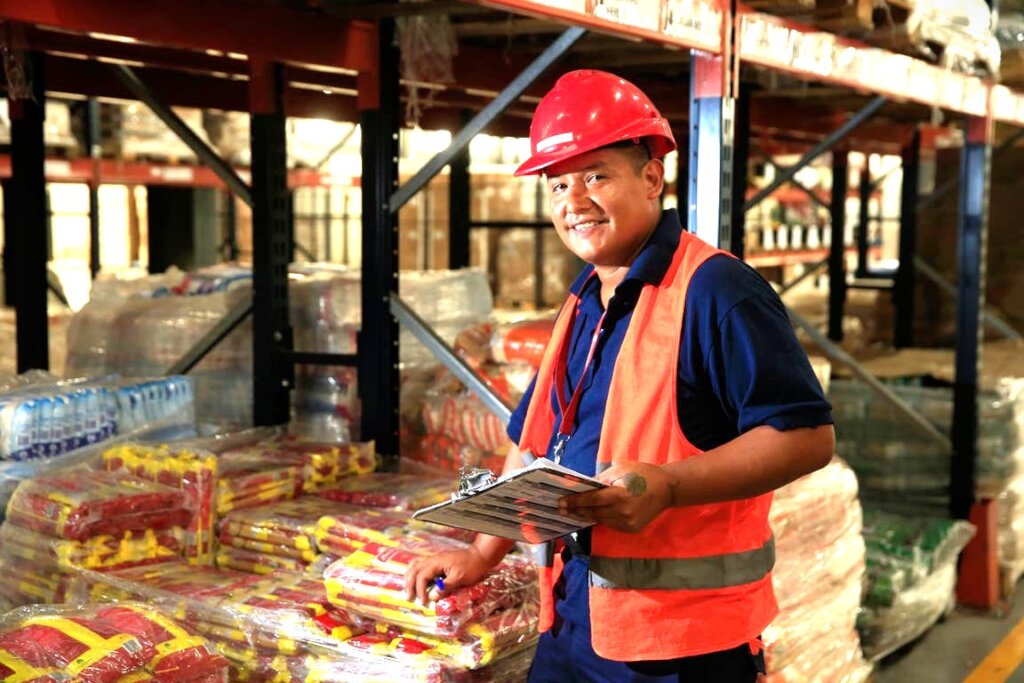 Jose, a free Espartano, working at a supermarket