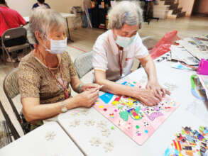 Grandpas and grandmas playing jigsaw puzzles 1