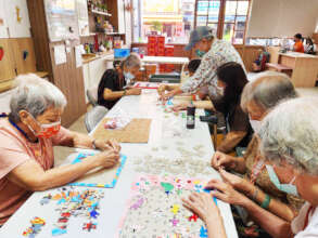 Grandpas and grandmas playing jigsaw puzzles 2