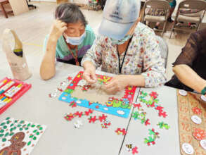 Grandpas and grandmas playing jigsaw puzzles 3