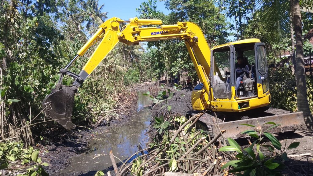 Drainage cleaning to mitigate the flood