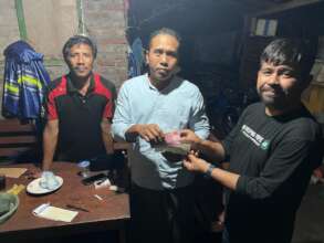 IDEP team distribute cash to support evacuation