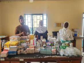Kpata PHC, Kogi state receiving drugs.
