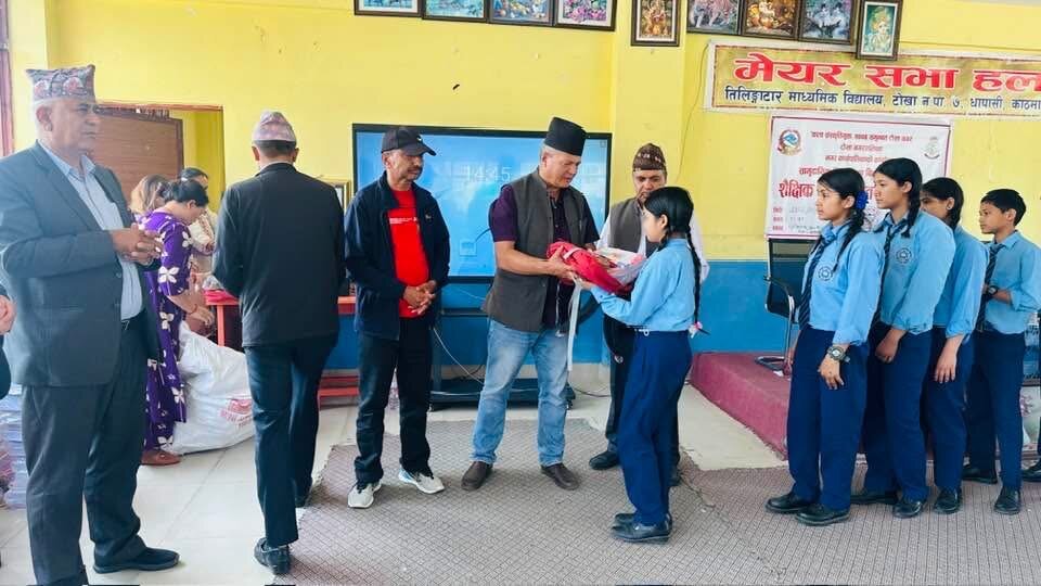 Students receiving stationary sets bags from Mayor