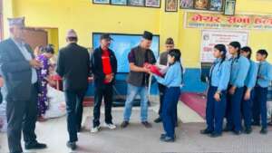Students receiving stationary sets bags from Mayor