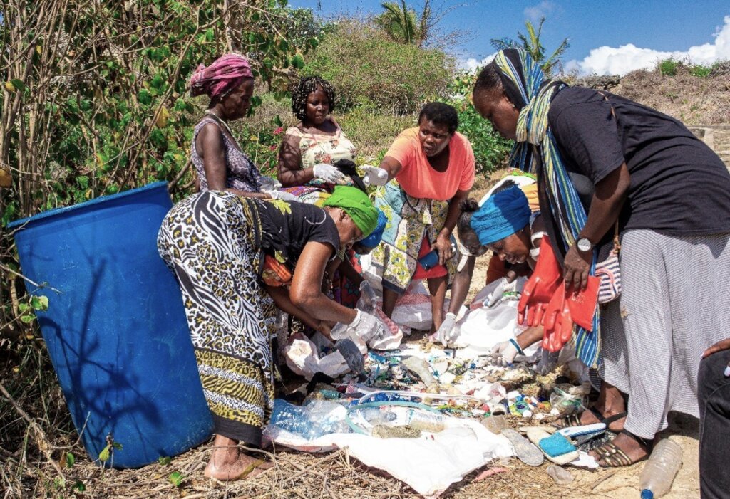 Mama Karanga Kanamai Group - Beach Clean-up