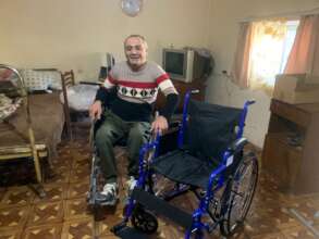 Arsen receiving his new wheelchaire