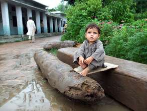 A young victim of the flood