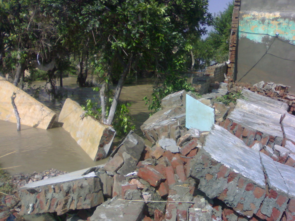 Give Health Services to Pakistan Flood Victims