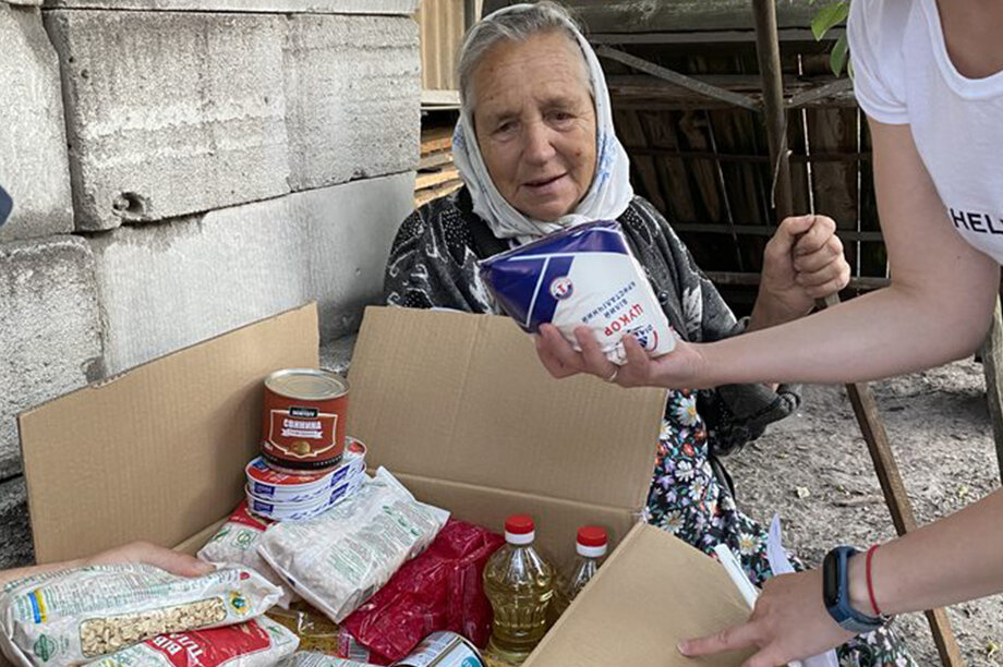 Food parcels for single elderly people in Ukraine