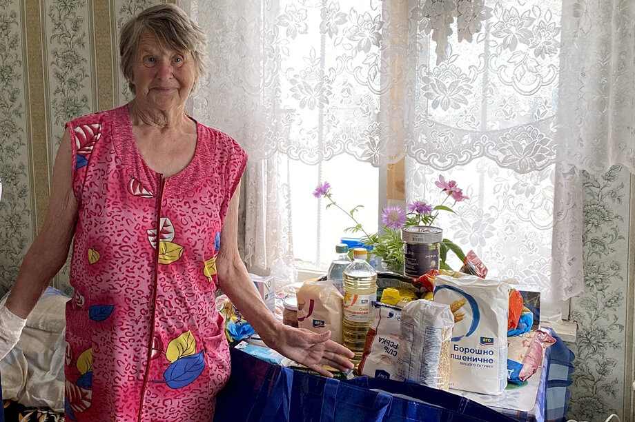 Food parcels for single elderly people in Ukraine