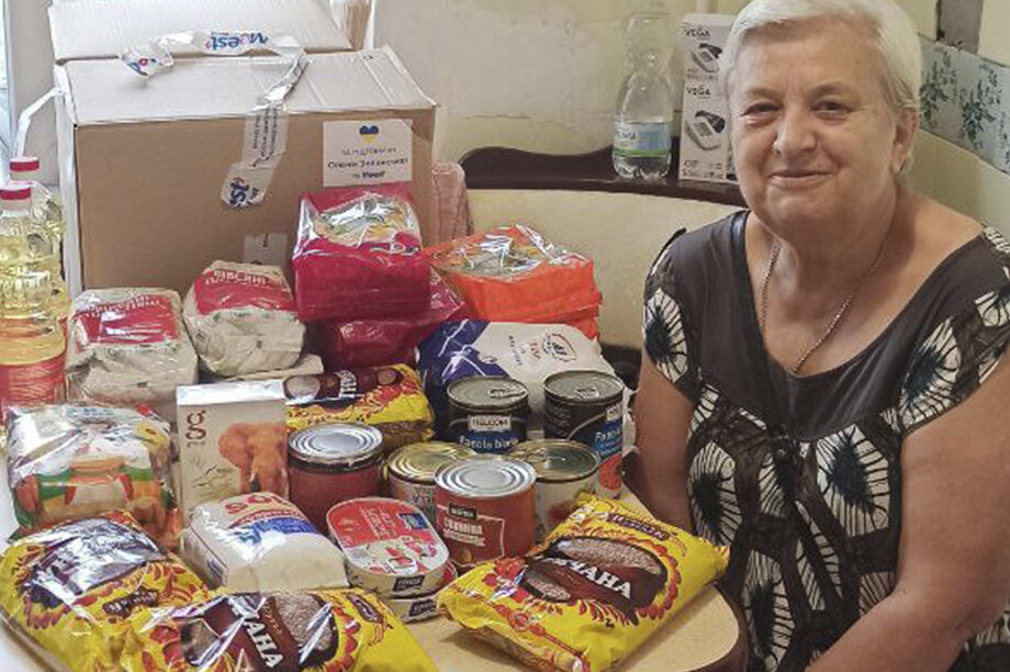 Food parcels for single elderly people in Ukraine
