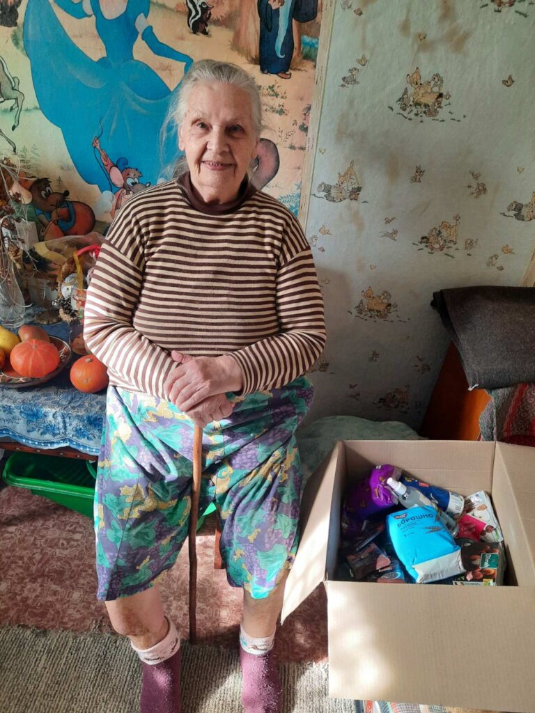 Food parcels for single elderly people in Ukraine
