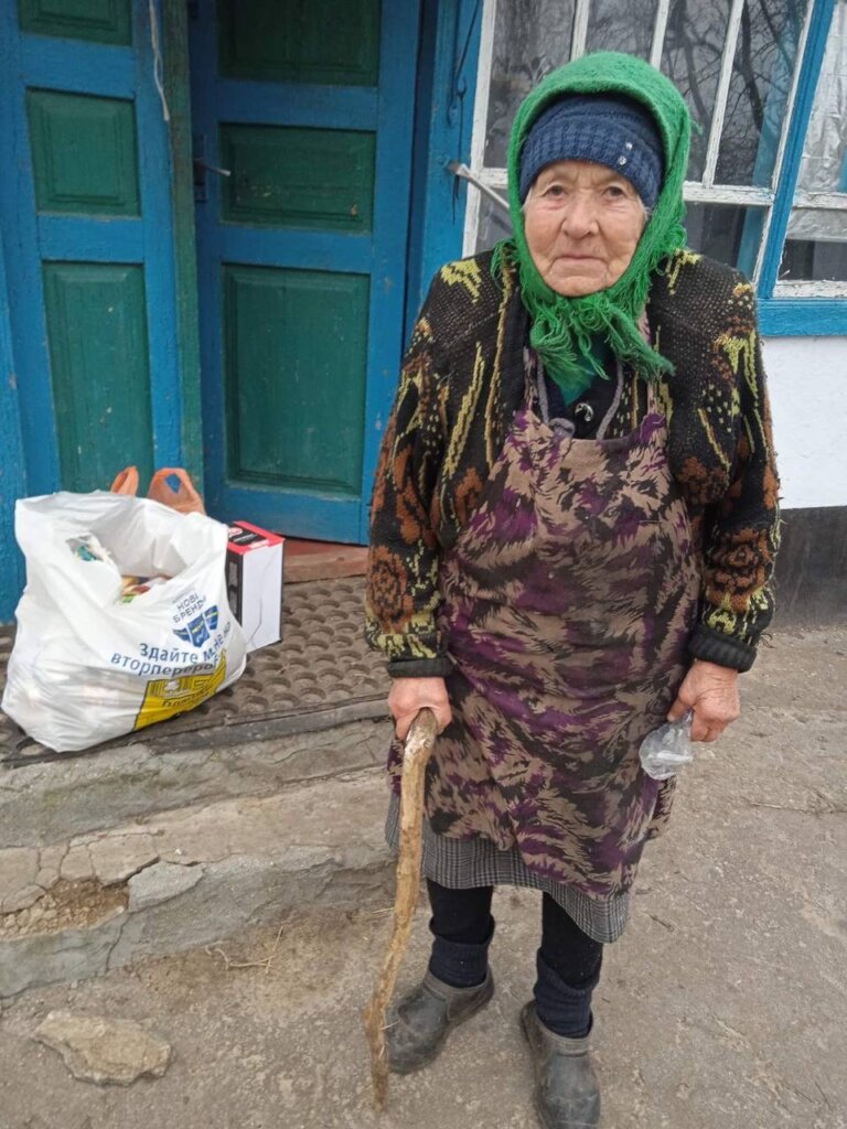Food parcels for single elderly people in Ukraine