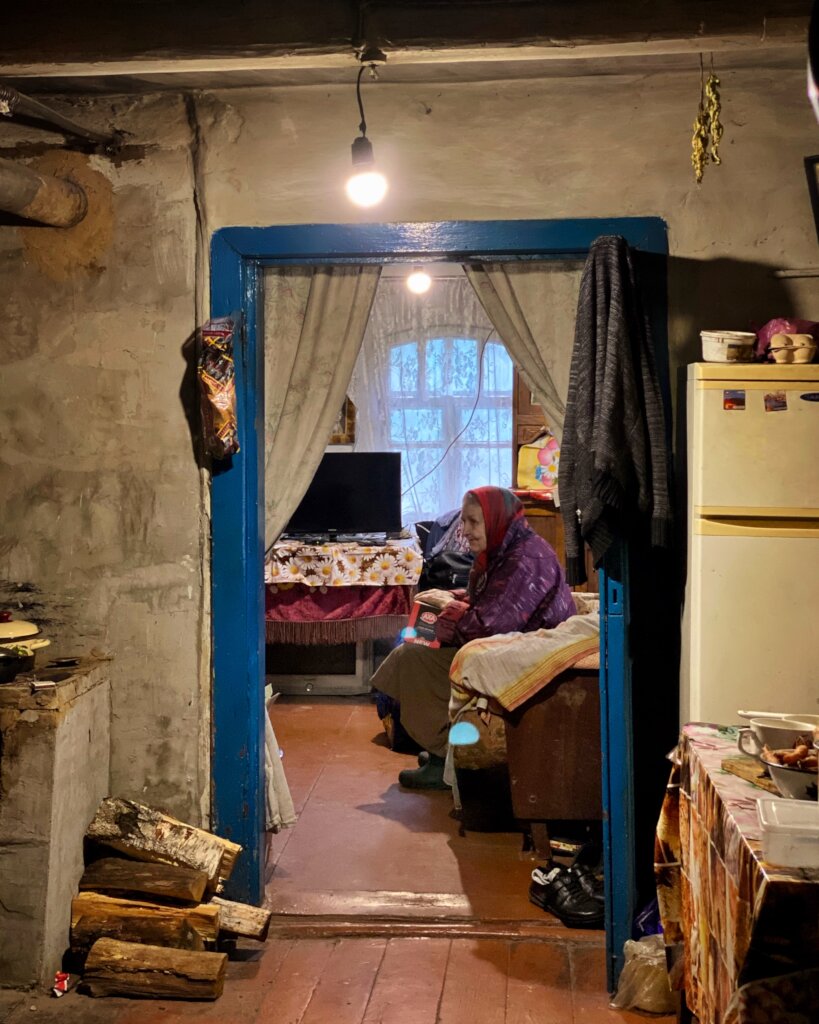 Food parcels for single elderly people in Ukraine