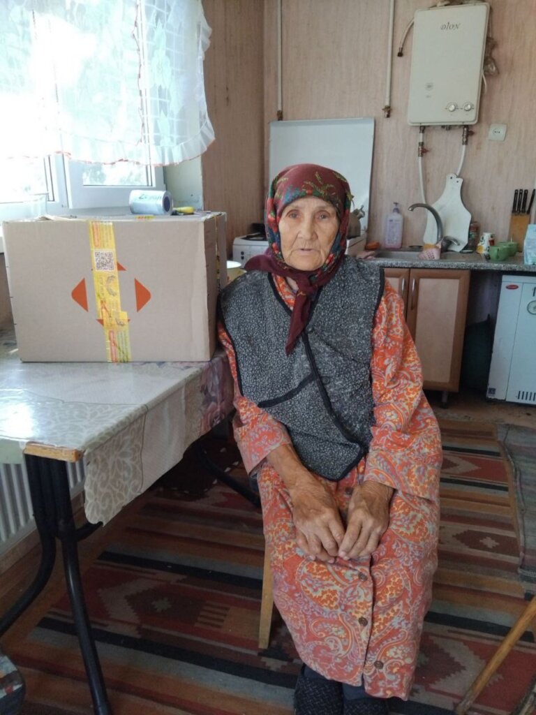 Food parcels for single elderly people in Ukraine