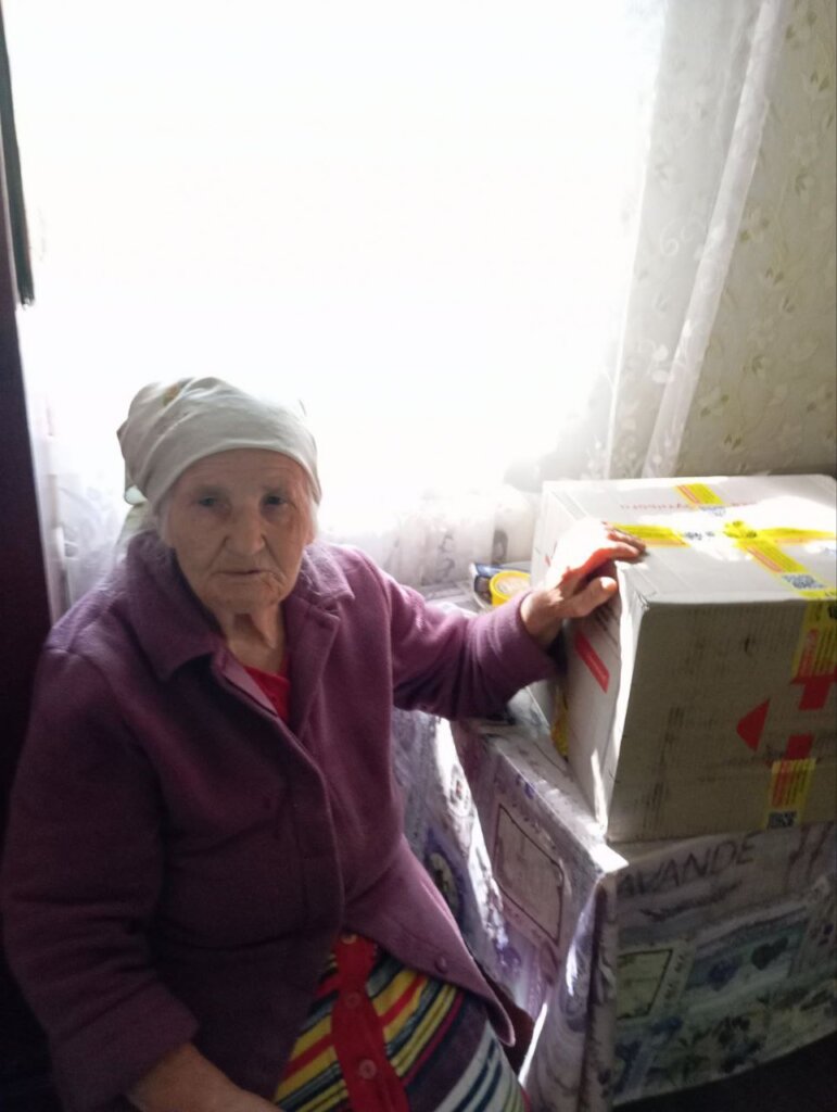 Food parcels for single elderly people in Ukraine