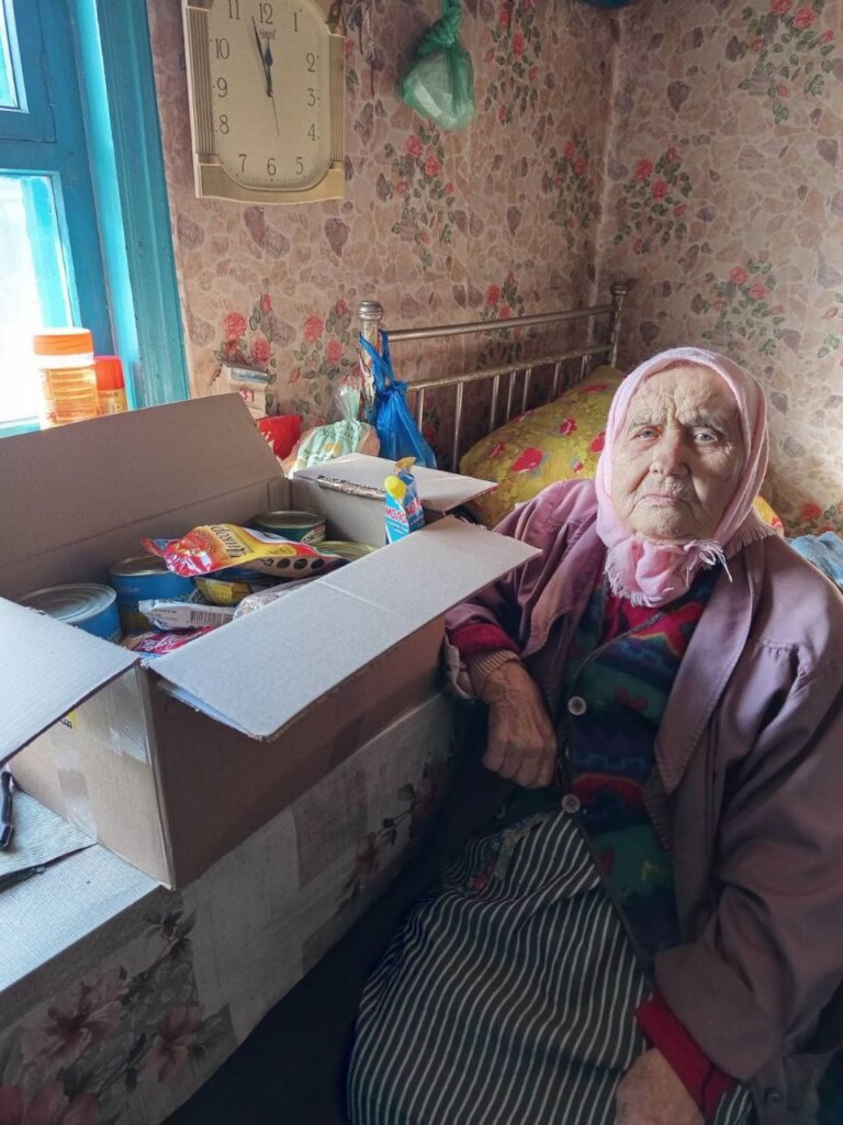 Food parcels for single elderly people in Ukraine