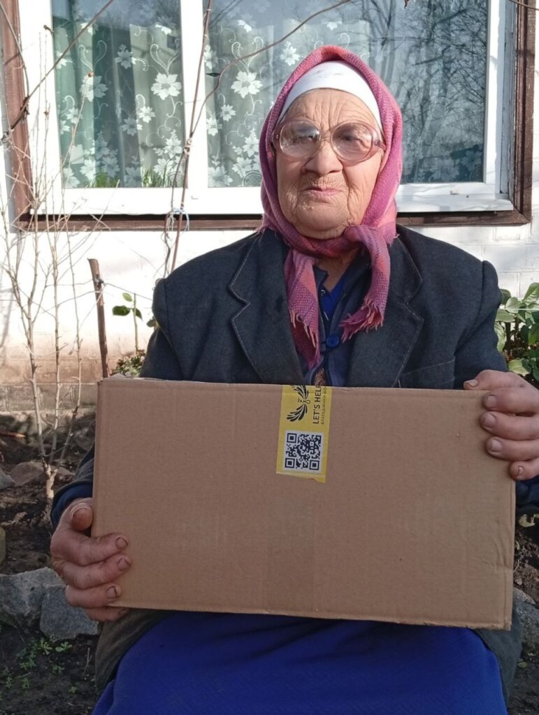 Food parcels for single elderly people in Ukraine