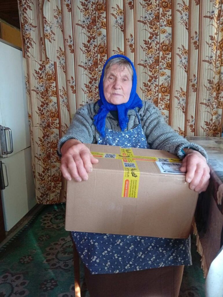 Food parcels for single elderly people in Ukraine
