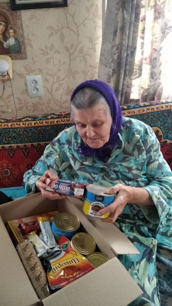 Food parcels for single elderly people in Ukraine