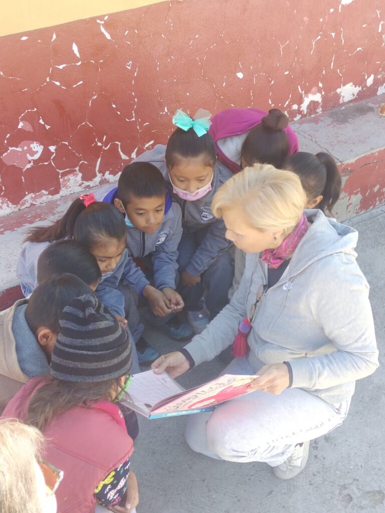 Volunteer Claudia working with children