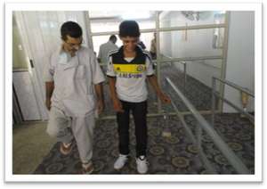 Mine survivor learns to walk with a prosthetic leg