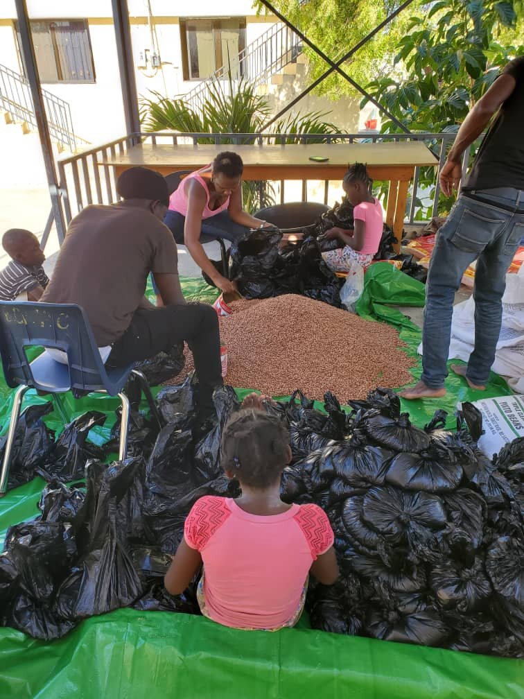 Assembling the bags of rice, beans, oil, hygiene