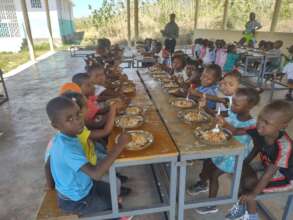 Kids gather to eat rice and beans this summer