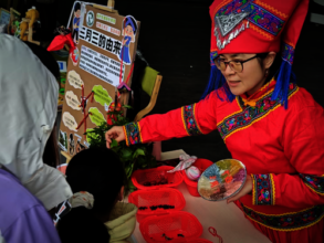 Five-color glutinous rice handmade by volunteer