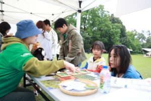 Games for the tourists to learn about gibbons