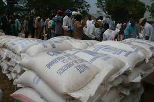 FOC-REV distributing food to displaced people