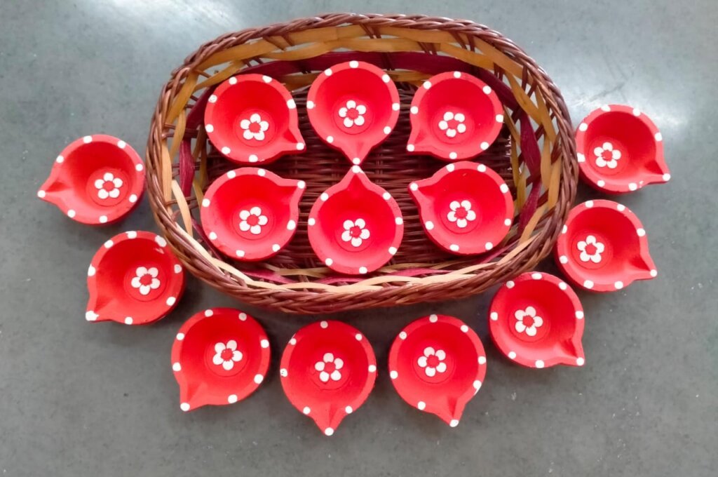 Beautiful diyas painted by the children