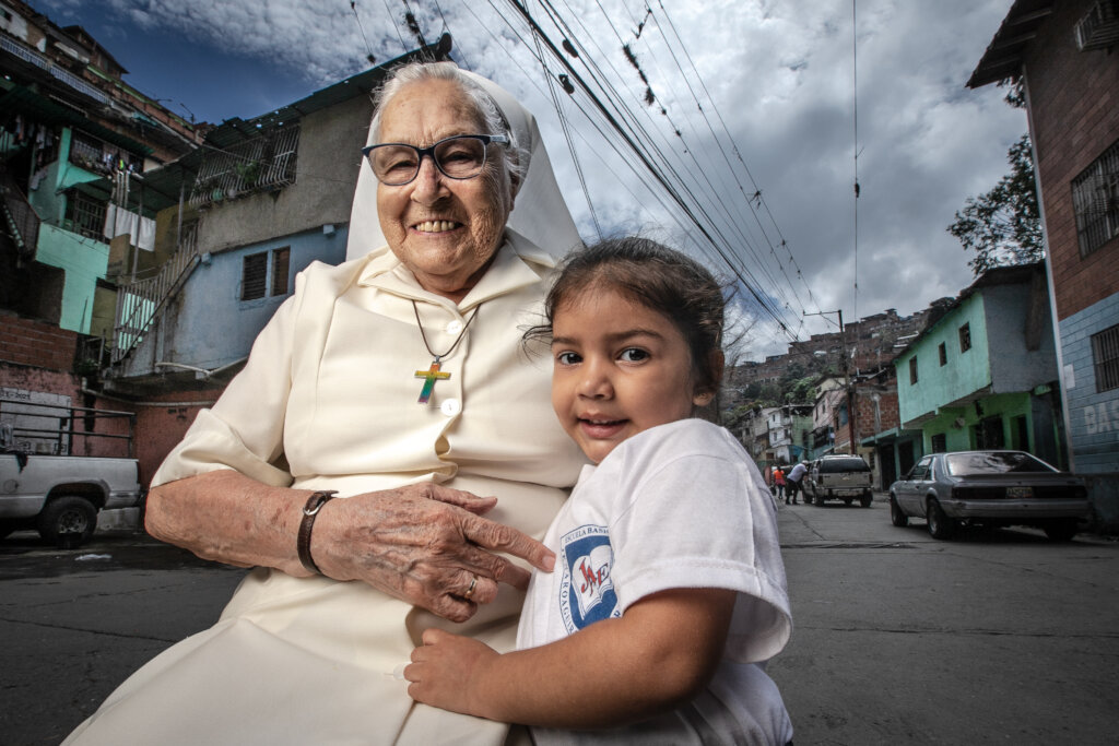 VENEZUELA MOVES FORWARD 400 KIDS EDUCATE-FEED-HEAL