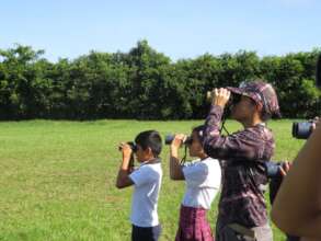 W4C lead Andrea Caceres teaches bird ID