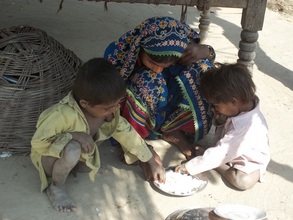 Children eating some rice, they recieve 20 days
