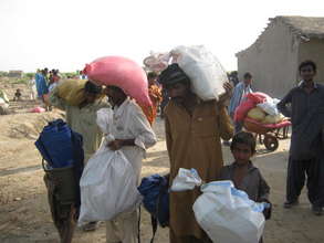 IDPs carrying food & non food itmes to their camps